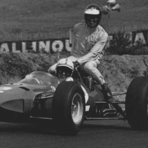 John Surtees prend un auto-stoppeur pendant les essais...